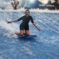 účastník zážitku (Praha, 23) na surfařském simulátoru