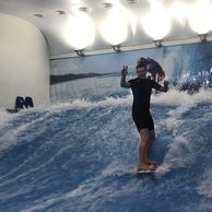 účastník zážitku (Praha, 23) na surfařském simulátoru