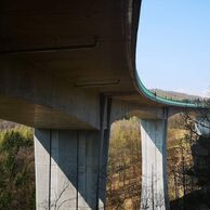 účastník zážitku (Praha, 29) na bungee jumpingu z mostu