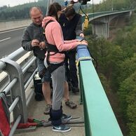 Dana Křivková (Klášterec nad Ohří, 23) na bungee jumpingu z mostu