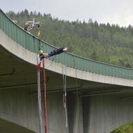 David Olešnaník (Usti nad Labem, 22) na bungee jumpingu z mostu