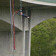 David Olešnaník (Usti nad Labem, 22) na bungee jumpingu z mostu