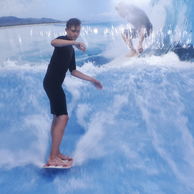 účastník zážitku (Smečno, 14) na surfařském simulátoru