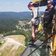 účastník zážitku (Most, 26) na Bungee jumpingu z věže ve dvou