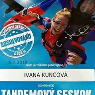 Ivana Kuncová na tandemovém sekoku padákem