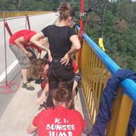 Mariana Novotná (Bílý kostel nad nisou, 29) na bungee jumpingu z mostu