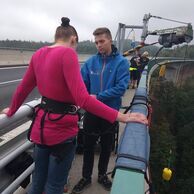 účastník zážitku (kladno, 31) na bungee jumpingu z mostu