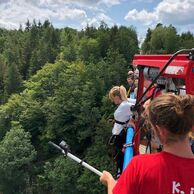 účastník zážitku (Plzeň, 21) na bungee jumpingu z mostu