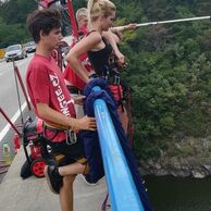 Pavlína Seifertová (Vlkov, 25) na Bungee jumping z mostu ve dvou