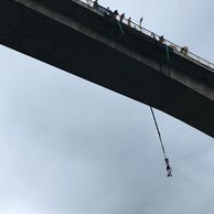 účastník zážitku (Benešov, 33) na bungee jumpingu z mostu