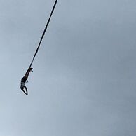 účastník zážitku (Benešov, 33) na bungee jumpingu z mostu