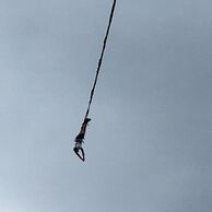 účastník zážitku (Benešov, 33) na bungee jumpingu z mostu