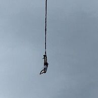 účastník zážitku (Benešov, 33) na bungee jumpingu z mostu