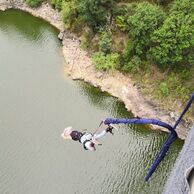 účastník zážitku (Strančice, 40) na bungee jumpingu z mostu