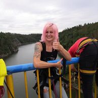 účastník zážitku (Strančice, 40) na bungee jumpingu z mostu