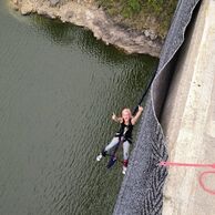 účastník zážitku (Strančice, 40) na bungee jumpingu z mostu