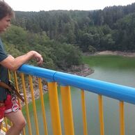 Karolína Tovaryšová (Valašské Meziříčí, 21) na bungee skoku do houpačky ve dvou