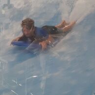 účastník zážitku (Karlovy Vary, 13) na surfařském simulátoru