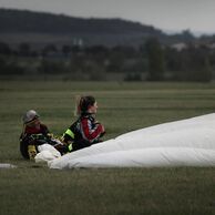 účastník zážitku (Praha, 23) na tandemovém sekoku padákem