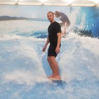 Tomáš Kočí (Doksy, 38) na surfařském simulátoru