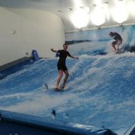 Barborka Švorcová (Jičín, 22) na surfařském simulátoru