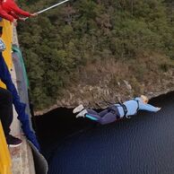 účastník zážitku (České Budějovice, 25) na bungee jumpingu z mostu