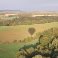 účastník zážitku (v malém, 57) na letu balónem