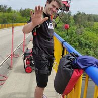 Jakub Váša (Benešov, 25) na bungee jumpingu z mostu