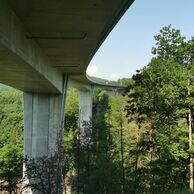 Daniel Brodský (Libouchec, 27) na bungee jumpingu z mostu