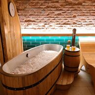účastník zážitku na Wellness pobytu v pivním hotelu s pípou na pokoji