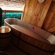Adéla (Příbram, 23) na Pivním hotelu s pípou na pokoji a wellness v pivních lázních