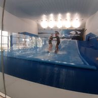 účastník zážitku (Sobkovice, 14) na surfařském simulátoru