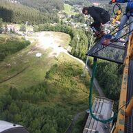 účastník zážitku (Tanvald, 15) na Bungee jumpingu z věže