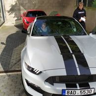 Kateřina Felt Jánská (Karlovy Vary, 35) na jízdě ve Fordu Mustang GT350 SHELBY