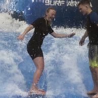 účastník zážitku (Rakovník, 25) na surfařském simulátoru