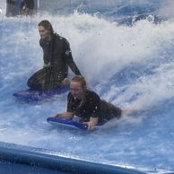 účastník zážitku (Rakovník, 25) na surfařském simulátoru