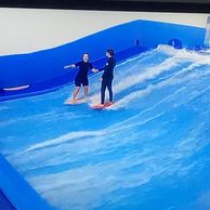 Kat M (Praha, 31) na surfařském simulátoru