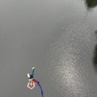 účastník zážitku (České Budějovice, 23) na bungee jumpingu z mostu