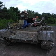 účastník zážitku (Praha, 60) na řízení tanku