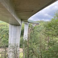 účastník zážitku (Mimoň, 30) na bungee jumpingu z mostu