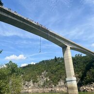 účastník zážitku (Tábor, 20) na bungee jumpingu z mostu