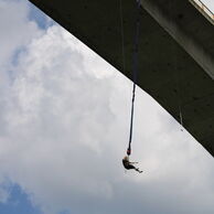 účastník zážitku (Rožďalovice, 33) na bungee jumpingu z mostu