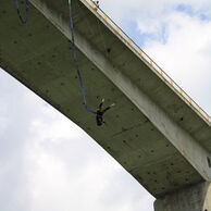 účastník zážitku (Rožďalovice, 33) na bungee jumpingu