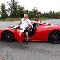 Milan Šilhan (Brno, 71) na Jízdě ve Ferrari na Moravě