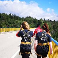 Lucie Brabcová (Chlum u Třeboně, 24) na bungee skoku do houpačky ve dvou