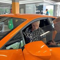 účastník zážitku (České Budějovice, 60) na jízdě v Lamborghini Huracán