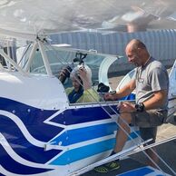 Daniela Mačurová (V Praze, 68) na letu akrobatickým letadlem