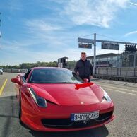 účastník zážitku (Kopřivnice, 50) na Jízdě v supersportu na velkém závodním okruhu v Brněhe 911