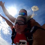 Hana Jahelkova (Praha, 42) na tandemovém sekoku padákem