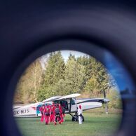 Ondřej Kettner (Srubec, 24) na tandemovém sekoku padákem